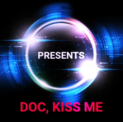 Imagen digital con estética futurista. Texto “PRESENTS” dentro de un anillo de luz y el título “DOC, KISS ME” en letras rosas. Imagen promocional del cortometraje queer de Masoko Diversidad.