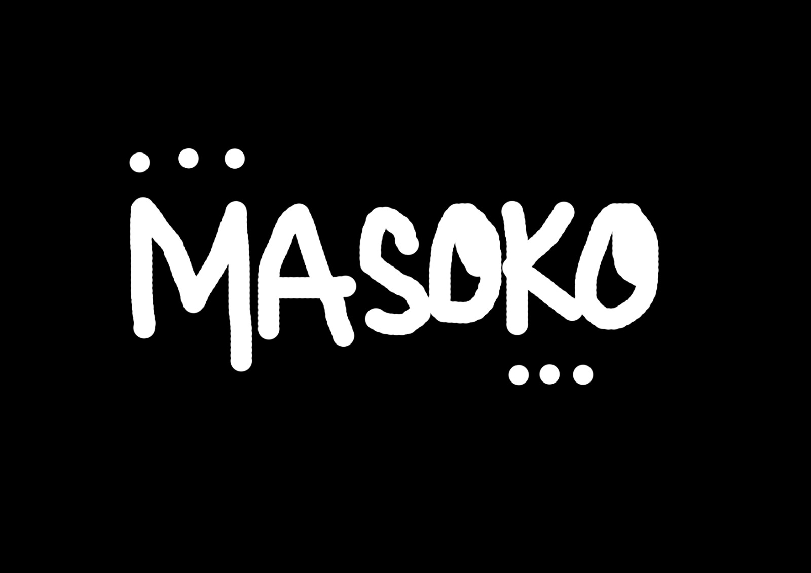 La imagen contiene la palabra "MASOKO" en letras blancas de estilo gráfico sobre un fondo negro, con puntos decorativos encima de la "M" y al final de la palabra.