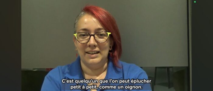 Entrevista a mujer con gafas en el documental ET ENSUITE
