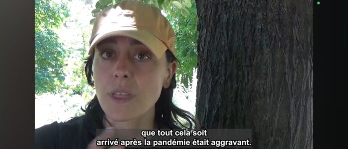 Entrevistada con gorra reflexiona frente a la cámara