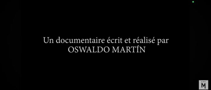 Pantalla negra con texto “Documentaire écrit et réalisé par Oswaldo Martín”
