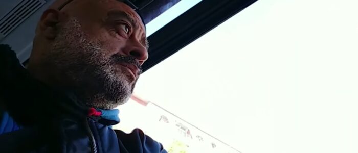 Oswaldo Martín mirando por la ventana de un autobús en movimiento