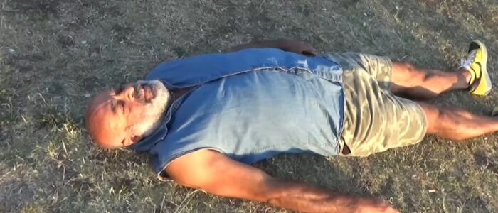 Oswaldo Martín tumbado sobre el césped, con los ojos cerrados