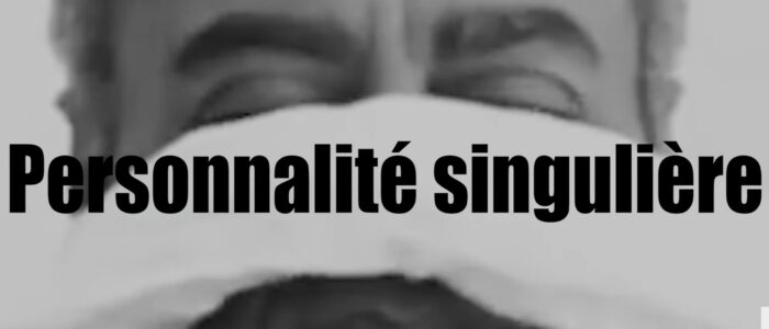 Título del cortometraje "Personnalité Singulière" sobre fondo de ojos cubiertos