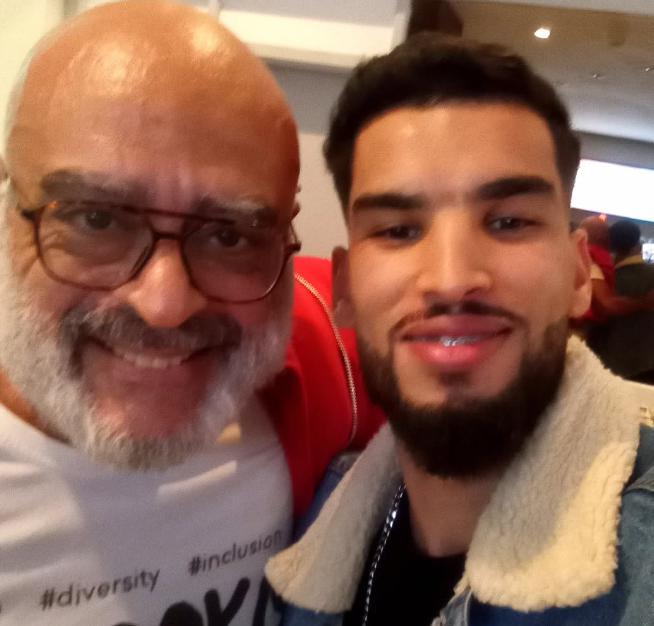 Captura de pantalla 2025-07-15 205307 Dos personas sonrientes posan juntas tras la proyección del cortometraje "IMANE", una de ellas lleva una camiseta con el logo de MASOKO y los hashtags #diversity #inclusion.